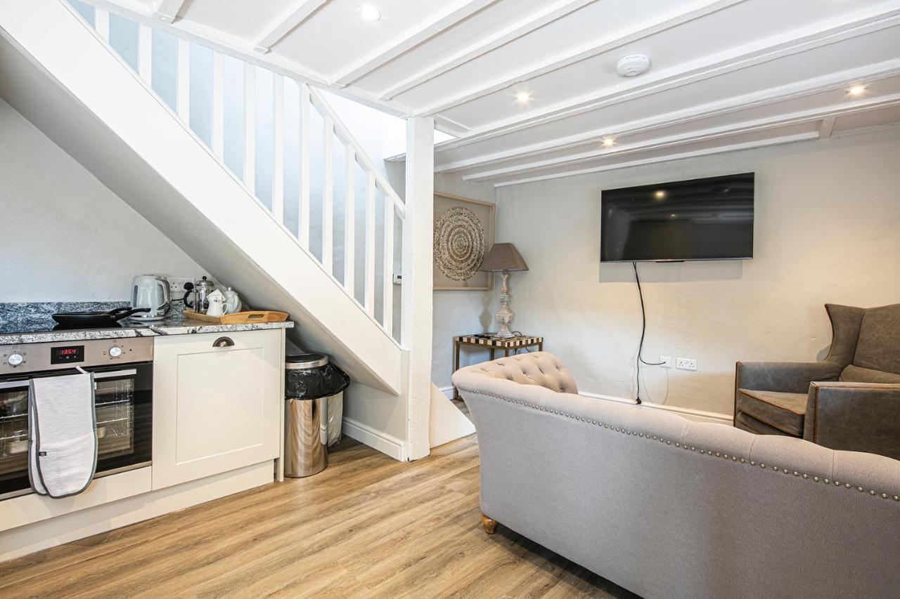 The Artists Loft - A Superb Cottage Sensitively Converted From A Grade II Listed 17Th Century Building ベイクウェル エクステリア 写真